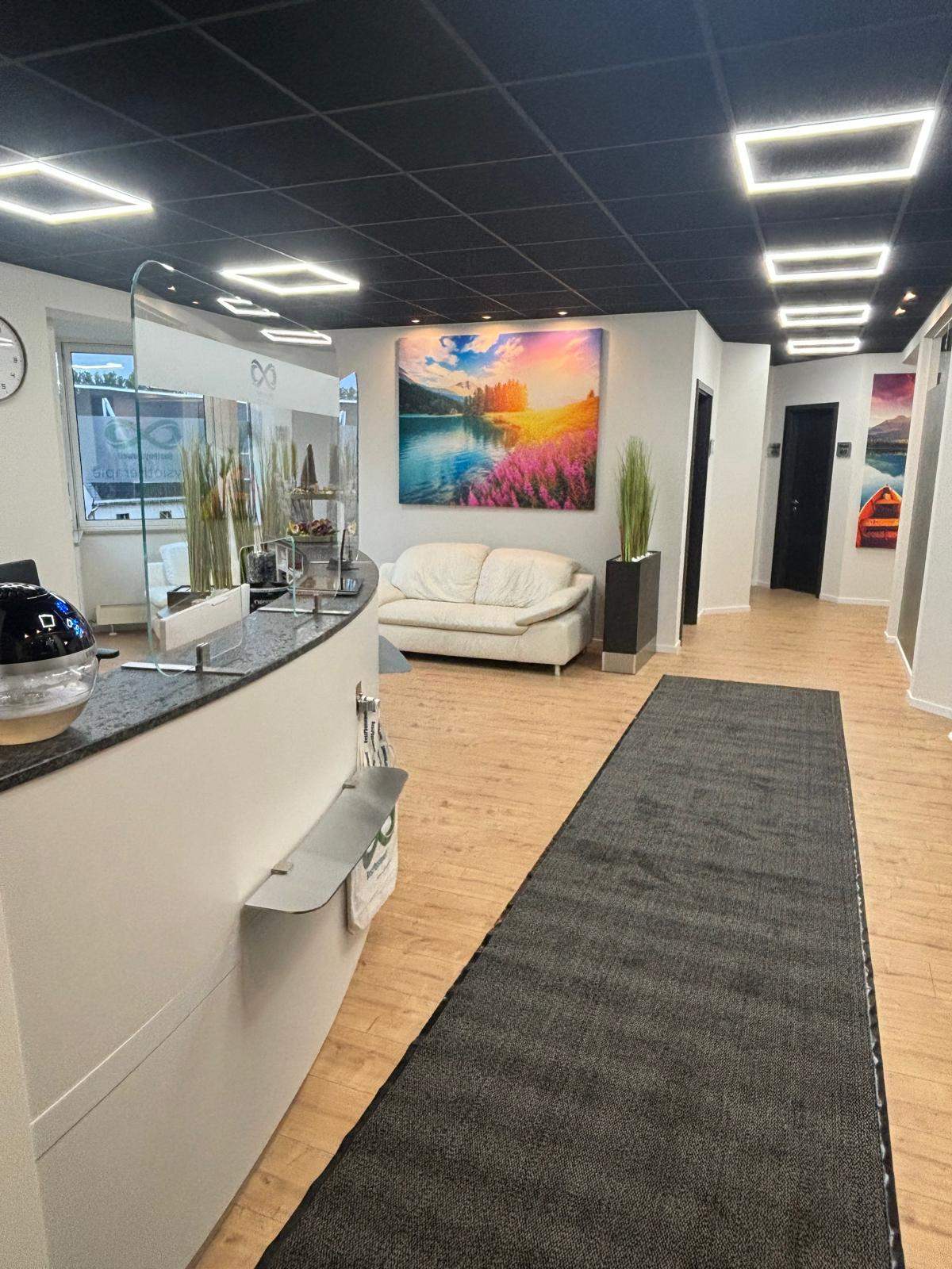 Eingangsbereich mit Empfang und Lounge der Praxis Brand-Erbisdorf